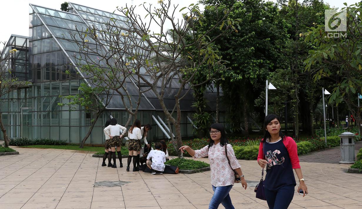 Pengunjung beraktivitas di sekitar Taman Menteng, Jakarta, Kamis (1/6). Meskipun pada 1 Juni merupakan libur nasional, aktivitas di Taman Menteng lebih sepi disebabkan bersamaan dengan pelaksanaan ibadah puasa. (Liputan6.com/Immanuel Antonius)