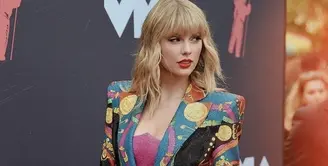 Taylor Swift memiliki gaya girl next door yang tak terbantahkan. Cobalah untuk mengaplikasikan gaya busana Taylor Swift dengan printed blazer yang menambah keseruan gaya. [Foto: Instagram/ Taylor Swift]