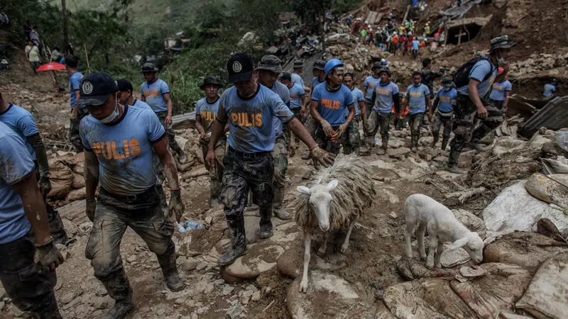 Petugas penyelamat tengah melakukan proses evakuasi di lokasi bencana longsor dan banjir akibat Badai Usman di Filipina tengah (AP Photo)