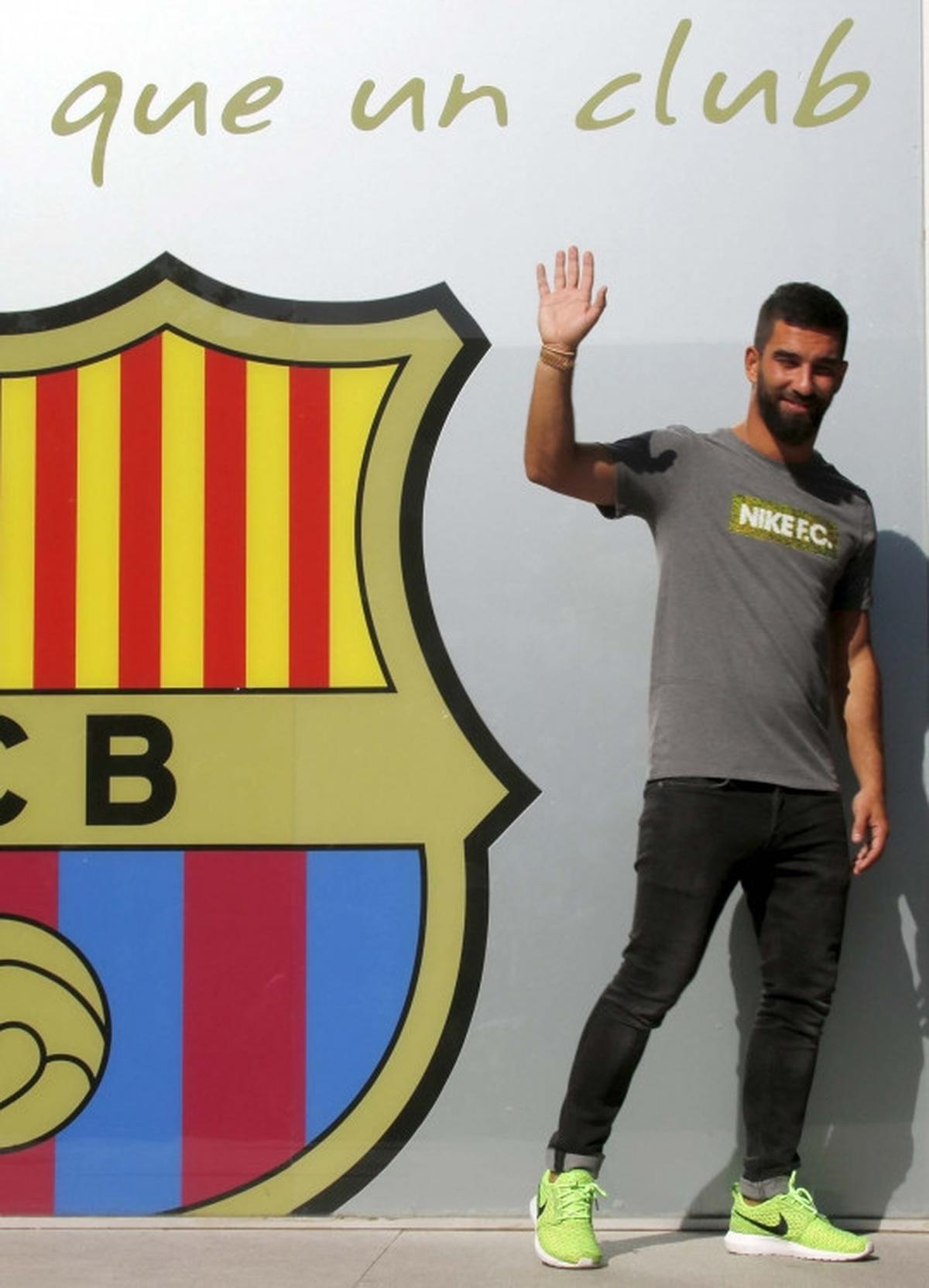 Wajah semringah Arda Turan tiba di markas Barcelona