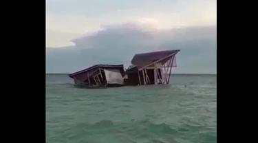 Detik-detik Wisata Pulau Cinta diterjang ombak (Arfandi Ibrahim/Liputan6.com)