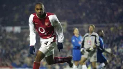 Thierry Henry. Striker Arsenal ini mencetak gol ke-100 di Liga Inggris saat berusia 26 tahun dan 177 hari. Kala itu Arsenal menang 4-0 atas Birmingham City, 12 Januari 2003 dan Thierry Henry mencetak 2 gol di antaranya. Hingga pensiun ia mencetak total 175 gol di Liga Inggris. (AFP/Odd Andersen)