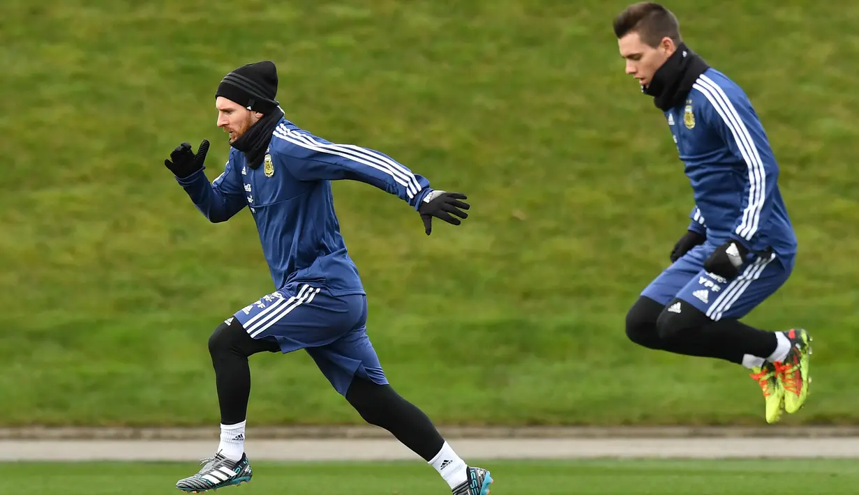 Gaya Lionel Messi (kiri) saat melakukan sesi latihan di City Football Academy, Manchester, (20/3/2018). Argentina akan melawan Italia pada laga persahabatan di Etihad Stadiu. (AFP/Anthony Devlin)