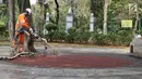 Petugas menggunakan alat ThruKlin untuk membersihkan beton berpori di area Taman Pandang Istana, Jakarta, Kamis (2/8). Alat pembersih ThruCrete atau beton berpori ini diujicoba penggunaannya. (Liputan6.com/Helmi Fithriansyah)