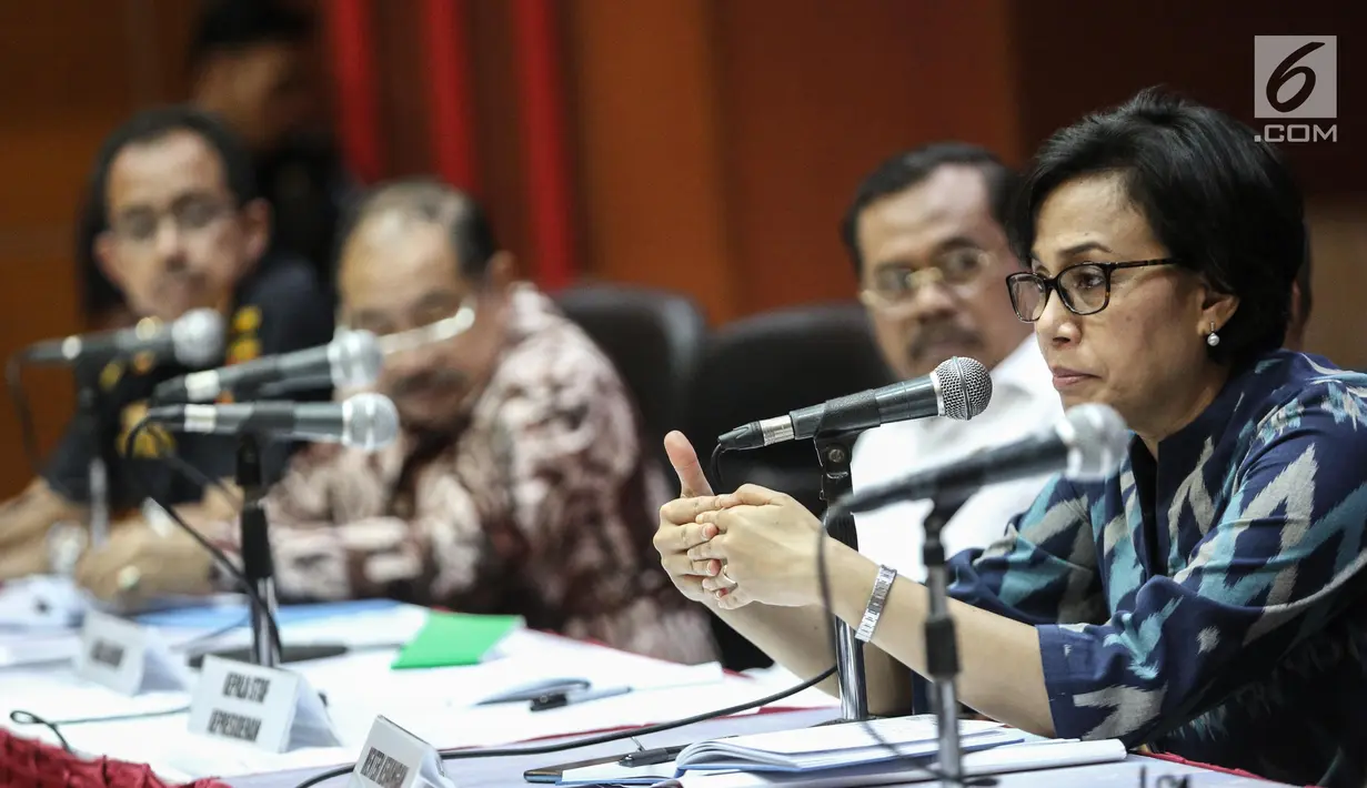 Menteri Keuangan Sri Mulyani memberikan keterangan terkait hasil rapat koordinasi penertiban impor berisiko tinggi di kantor pusat Bea dan Cukai, Jakarta, Rabu (12/7). (Liputan6.com/Faizal Fanani)