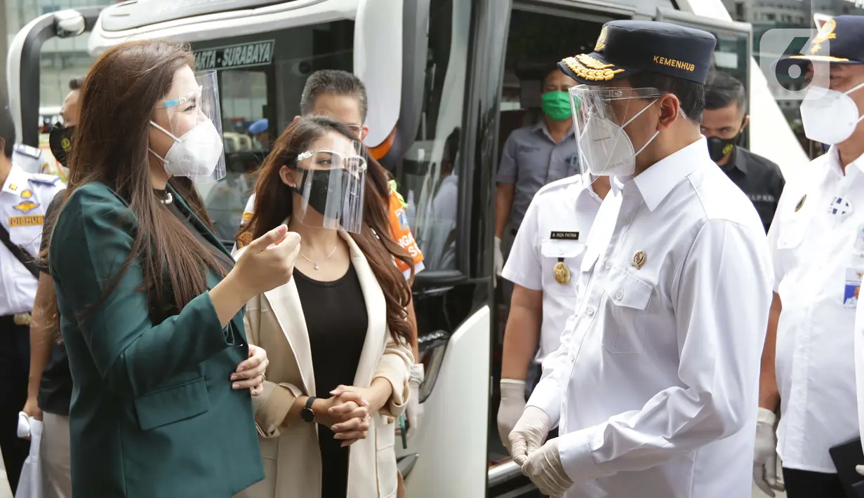Menhub Budi Karya Sumadi (kanan) berbincang dengan calon penumpang di Terminal Bus Terpadu Pulo Gebang, Jakarta, Kamis (31/12/2020). Sebelumnya Menhub Budi Karya bersama Wagub DKI Jakarta Ahmad Riza Patria meresmikan sistem tiket elektronik Terminal Pulo Gebang. (Liputan6.com/Helmi Fithriansyah)