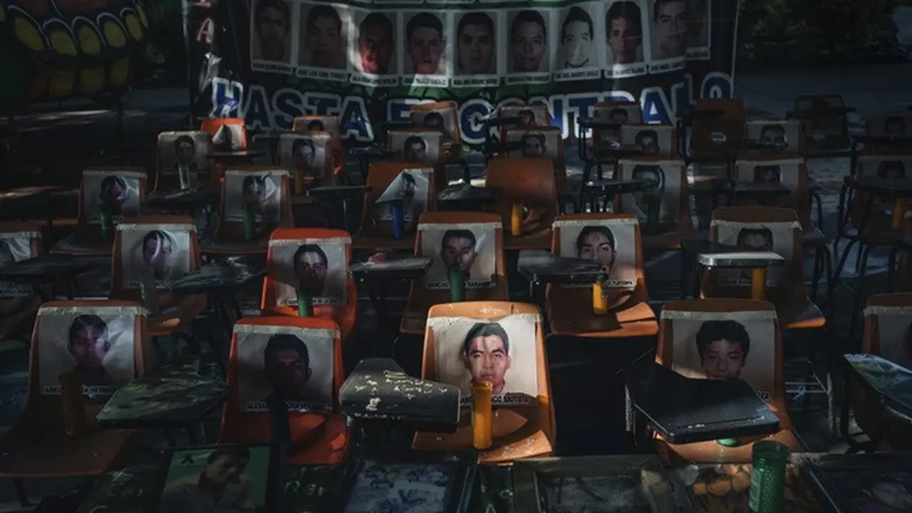 Foto 43 siswa yang telah hilang selama 10 tahun menutupi tangga di bekas Sekolah Guru Pedesaan Raul Isidro Burgos di Ayotzinapa, Negara Bagian Guerrero, Meksiko, Sabtu (24/8/2024).