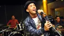 Juara tiga Music Video Contest yang diadakan oleh Vidio.com, Eros Tjokro saat latihan vokal di Studio AB, Jakarta, Selasa (27/1/2015). (Liputan6.com/Panji Dikasana)