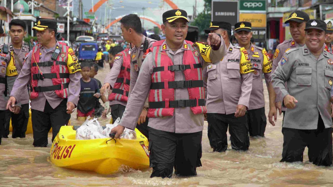 Sedikitnya 320 unit rumah di tiga desa Kabupaten Rokan Hulu, Riau, terendam banjir.