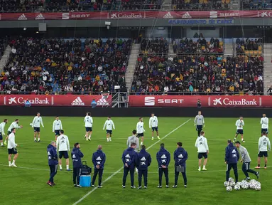 Para pemain Spanyol menghadiri sesi latihan di stadion Ramon de Carranza di Cadiz (14/11/2019). Spanyol akan bertanding melawan Malta pada Grup F Kualifikasi Piala Eropa 2020. (AFP Photo/Cristina Quicler)