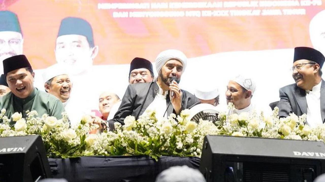 Ketum PSSI, Erick Thohir hadir dalam acara Pasuruan Bersholawat yang dipimpin Habib Syech bin Abdul Qodir Assegaf pada Sabtu (12/8/2023). Kegiatan yang digelar di Stadion Untung Suropati Kota Pasuruan itu dihadiri puluhan ribu Syekhermania.