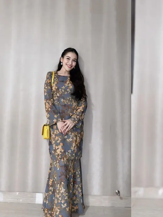 Di Lebaran hari keempat, Ayu Ting Ting memilih baju kurung motif floral berwarna dark grey-coklat susu yang menawan. [@ayutingting92]