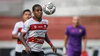 Pemain Madura United, Hugo Gomes "Jaja" berusaha mengontrol bola saat menghadapi Persik Kediri dalam laga pekan ke-13 BRI Liga 1 2021/2022 di Stadion Moch. Soebroto, Magelang, Rabu (24/11/2021). (Bola.com/Bagaskara Lazuardi)