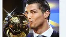 Cristiano Ronaldo mencium trofi Ballon d'Or" sebagai pemain terbaik Eropa, 7 Desember 2008. Ronaldo menjadi pemain MU pertama setelah George Best di tahun 1968. (AFP/Franck Fife)