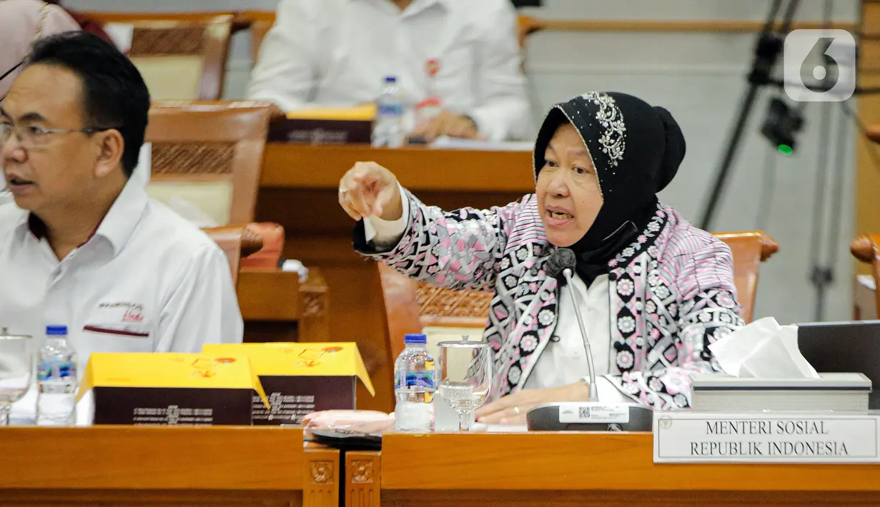 Menteri Sosial Tri Rismaharini (kanan) mengikuti rapat kerja dengan Komisi VIII DPR di Kompleks Parlemen, Senayan, Jakarta, Rabu (8/2/2023). Rapat membahas tentang pengawasan program bantuan sosial tahun 2022. (Liputan6.com/Faizal Fanani)