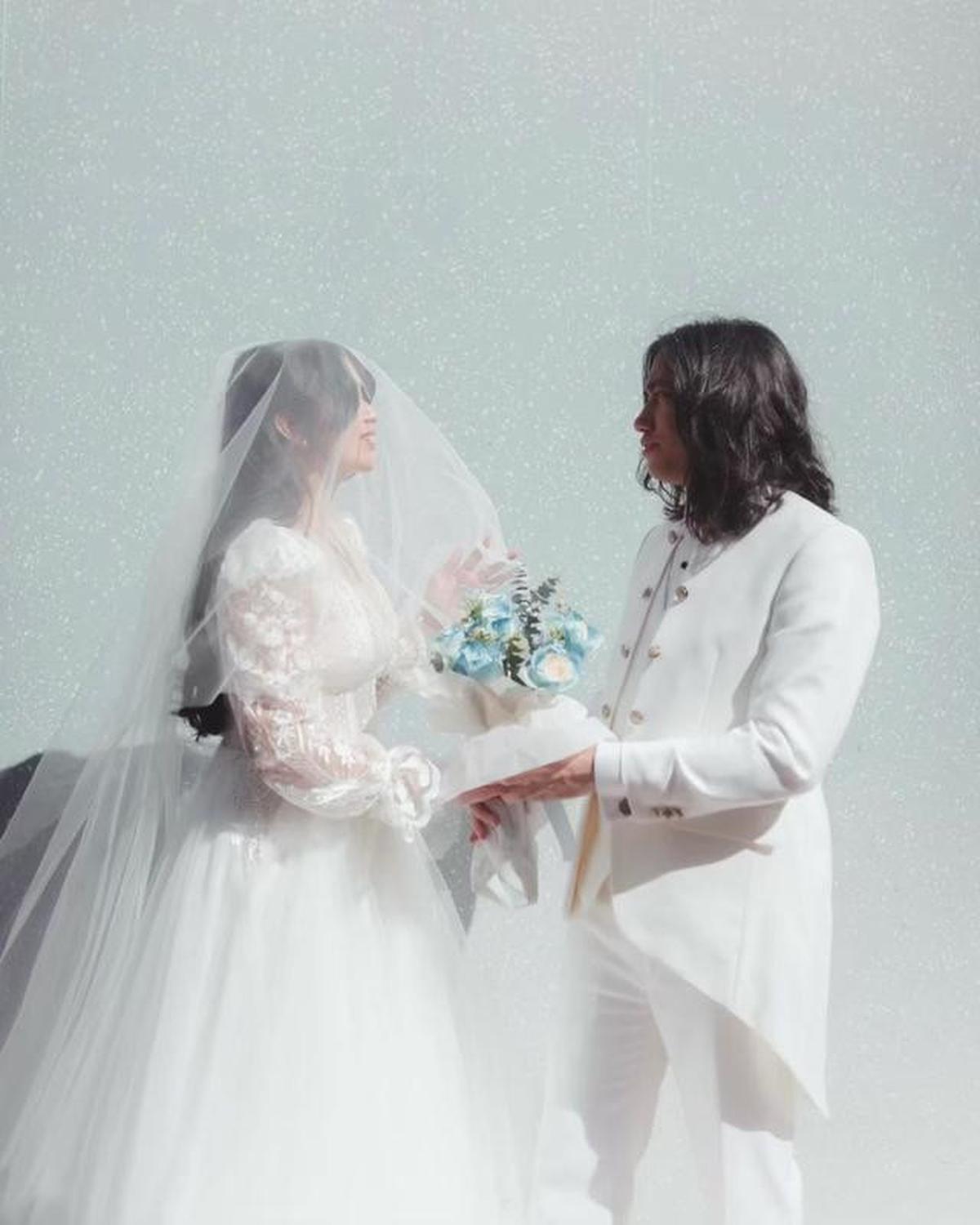 6 Potret Busana Nikah Ayushita dan Gerald Situmorang, Modern-Vintage Penuh Romansa