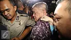 Chairman Agung Sedayu Group Sugianto Kusuma alias Aguan berjalan dengan pengawalan seusai memenuhi panggilan KPK, Jakarta, Rabu (13/4). Usai diperiksa, Aguan enggan berkomentar terkait pemeriksaan yang dijalaninya. (Liputan6.com/Immanuel Antonius)