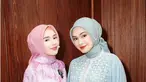 Penampilan berhijab Beby dan Caitlin langsung mencuri perhatian karena terlihat berbeda dari gaya mereka sehari-hari. Keduanya kompak mengenakan hijab yang dililitkan ke leher sambil menunjukkan gaun anggun mereka. Aura elegan mereka membuat para penggemar semakin tidak sabar menantikan film Setetes Embun Cinta Niyala di layar lebar. (Liputan6.com/IG/@caitlinhalderman)