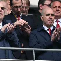 Co-Chariman Manchester United, Avram Glazer (kiri), dan CEO Manchester United, Omar Berrada (kanan), bertepuk tangan selama pertandingan final Piala FA Wanita Inggris antara Chelsea dan Manchester United di Stadion Wembley, London barat laut, pada 18 Mei 2025. (JUSTIN TALLIS/AFP)
