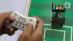 Siswa MAN 2 Lebak Banten mengoperasikan teknologi Smart Farmer pada acara Devotion Experience (Dev-X) yang digelar Kementerian Agama (Kemenag) di Jakarta Convention Center, Senayan, Jakarta, Jumat (5/1/2024). (Liputan6.com/Herman Zakharia)