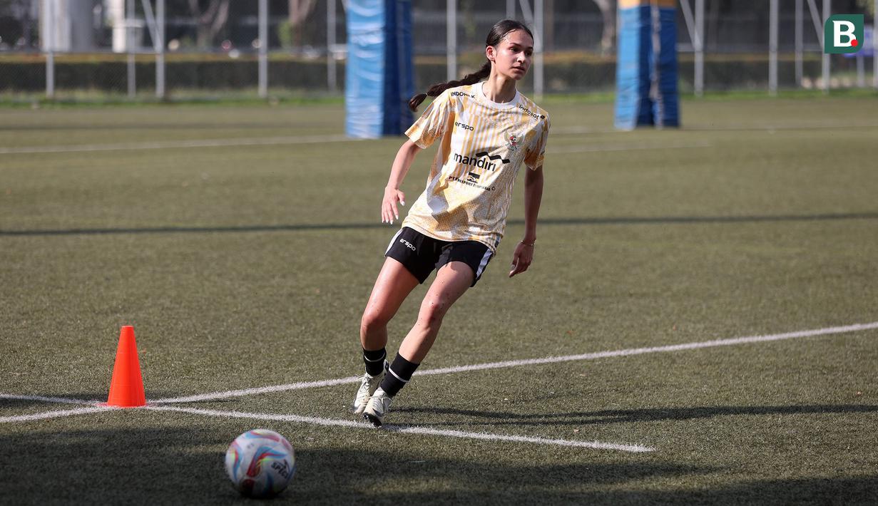Pemain keturunan, Noa Leatomu ikut berlatih bersama Timnas Indonesia Putri di Lapangan ABC, Senayan, Jakarta, Rabu (26/06/2024). (Bola.com/M Iqbal Ichsan)