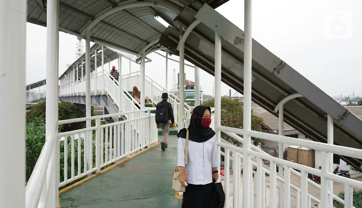 Pejalan kaki melintas di Jembatan Penyeberangan Orang (JPO) Lenteng Agung di Jakarta, Selasa (29/10/2019). Tahun 2020, Pemprov DKI Jakarta berencana merevitalisasi 11 JPO yaitu JPO Pos (halte TranJakarta pasar Baru), JPO Daan Mogot (rumah duka abadi). (Liputan6.com/Immanuel Antonius)