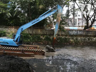 Petugas Dinas Sumber Daya Air DKI Jakarta melakukan pengerukan lumpur di Sungai Krukut, Karet Tengsin, Kamis (30/9/2021). Kegiatan bertajuk Grebeg Lumpur ini bertujuan mengantisipasi banjir saat musim hujan. (Liputan6.com/Herman Zakharia)