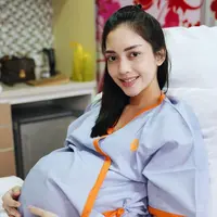 Ririn Dwi Ariyanti sedang berbahagia lantaran baru saja melahirkan anak ketiga, buah cintanya bersama Aldi Bragi. Lebih membahagiakan lagi karena untuk yang satu ini, bayi mereka berjenis kelamin laki-laki. (Instagram/ririndwiariyanti)
