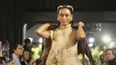 Asmara Abigail memeragakan busana karya Denny Irawan. (Bambang E Ros/Fimela.com)