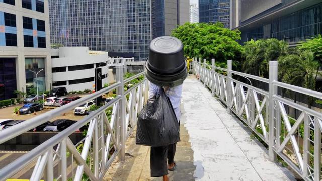 Atap jembatan penyeberangan orang (JPO) di kawasan Jalan Sudirman dibuka Pemprov DKI Jakarta. (Liputan6.com/Rizki Putra Aslendra)