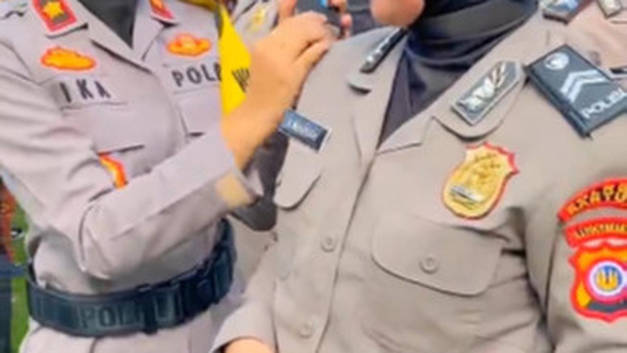 "Bu Waka yang pasangin pangkat anggotanya 🤔," tulisnya.<br>