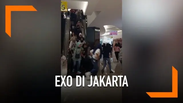 Ratusan penggemar boyband asal Korea, EXO memadati dua pusat perbelanjaan di Jakarta. Mereka menyambut sang idola yang berada di tanah air untuk sebuah acara produk beauty care.