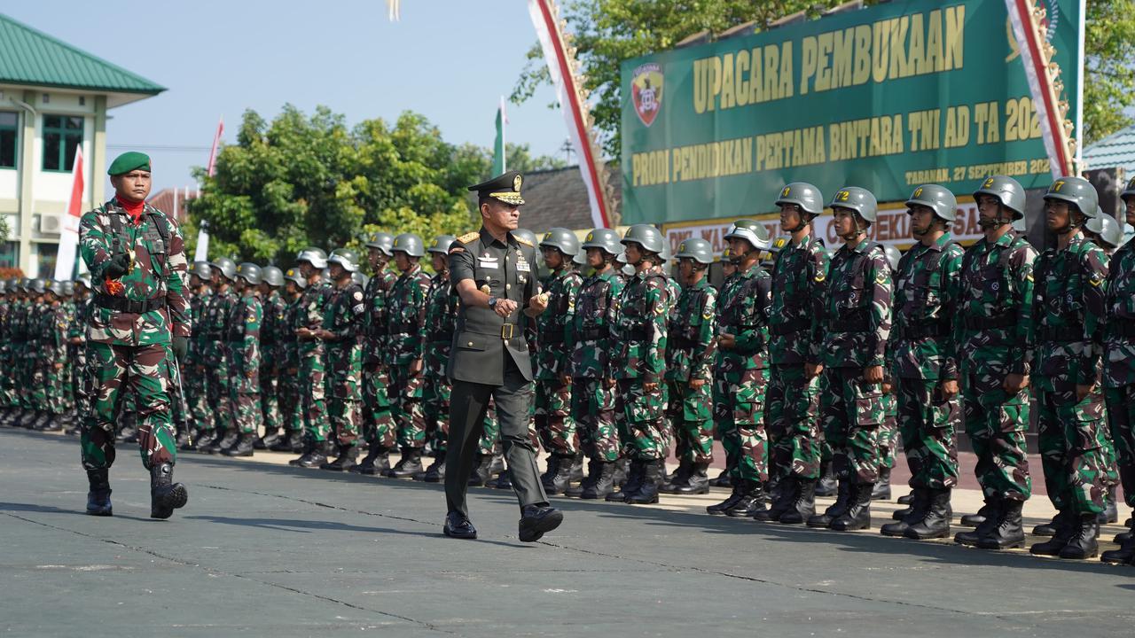 Potret Gagah Joni Bocah Merah Putih Ikuti Secaba Rindam IX/Udayana