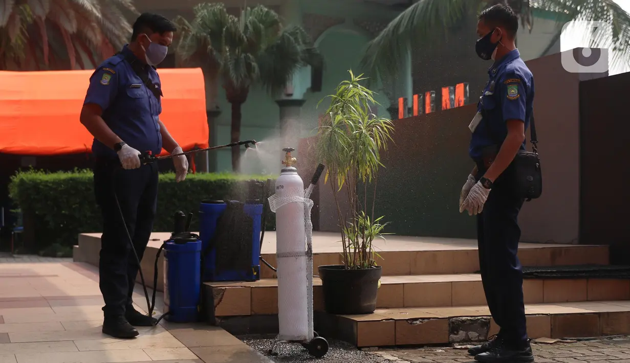 Petugas menyemprotkan disinfektan ke tabung oksigen di halaman gedung MUI Kota Tangerang, Banten, Kamis (15/7/2021). Pemerintah Kota Tangerang mulai 14 Juli 2021 dimasa PPKM darurat menyediakan pengisian Oksigen Medis geratis bagi warga yang membutuhkan. (Liputan6.com/Angga Yuniar)