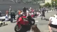 Sang biker memacu motornya sembari menggeber handle gas sehingga menghasilkan suara knalpot yang cukup keras di tengah-tengah peserta aksi. (Instagram)