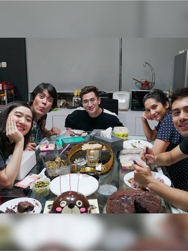 6 Potret Perayaan Ultah Riza Syah, Verrell Bramasta dan Febby Rastanty Beri Kejutan