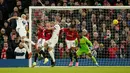 MU yang tak mau memetik hasil negatif di depan pendukungnya, kembali lebih gencar menyerang. Hasilnya, menit ke-40, kerja sama dengan Hojlund, Rashford meneruskan dengan sepakan mendatar. (AP Photo/Dave Thompson)