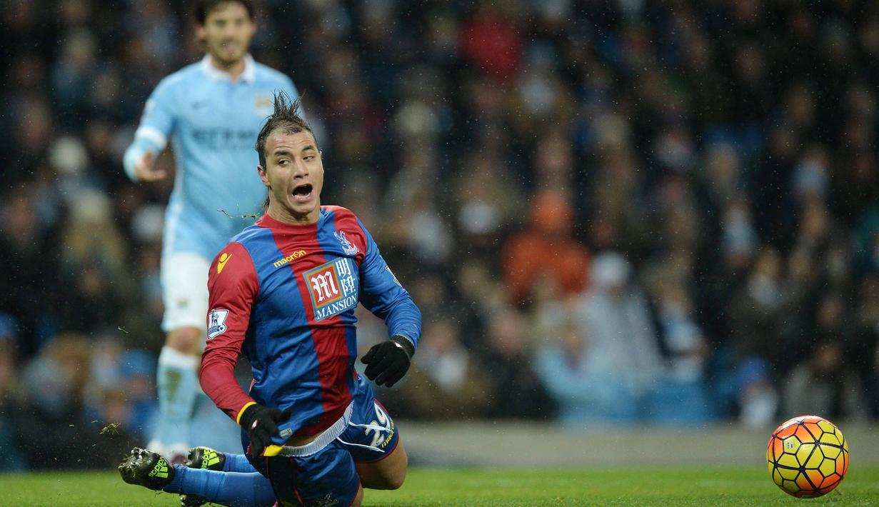 Pemain Crystal Palace,  Marouane Chamakh terjatuh di kotak penalty Manchester City pada lanjutan liga premier Inggris di Stadion Etihad, Manchester, Sabtu (16/1/2016). (AFP Photo/Oli Scarff)