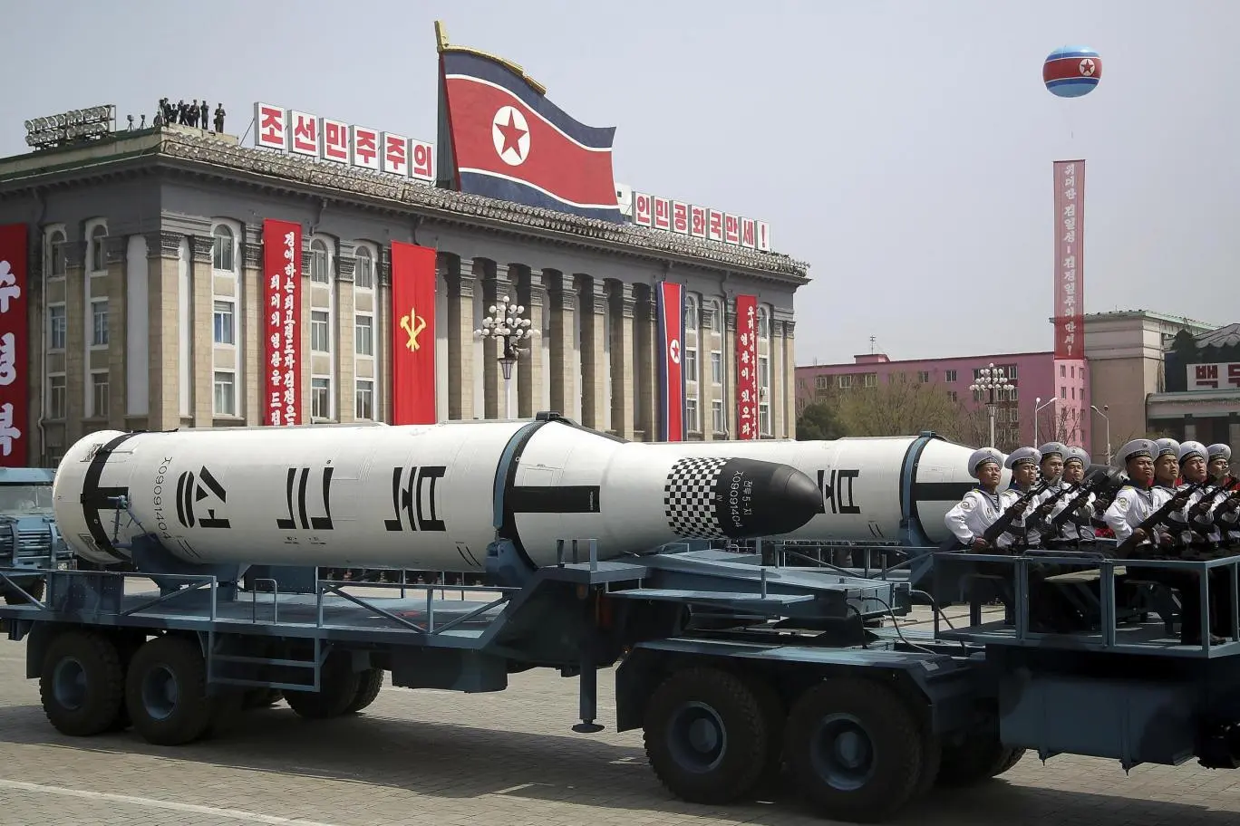 Rudal kapal selam dipamerkan di parade kelahiran Kim Il-sung di Korut  (AP Photo)