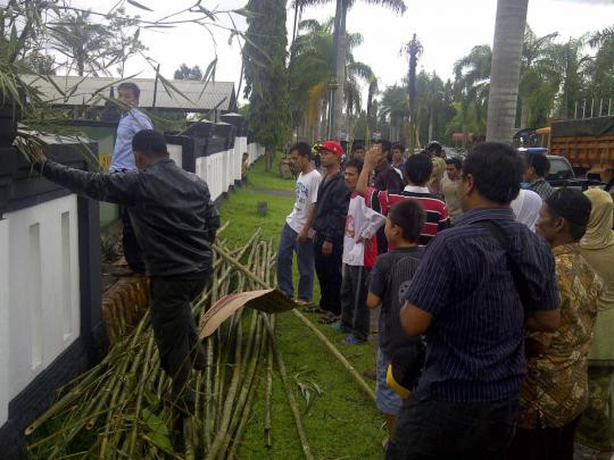 Ratusan warga ricuh saat sidang kasus pemotongan 2 bambu