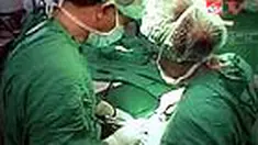 Tim dokter dari Rumah Sakit dokter Soetomo Surabaya telah berhasil memasang implan klokea alat bantu dengar canggih di kedua telinga.