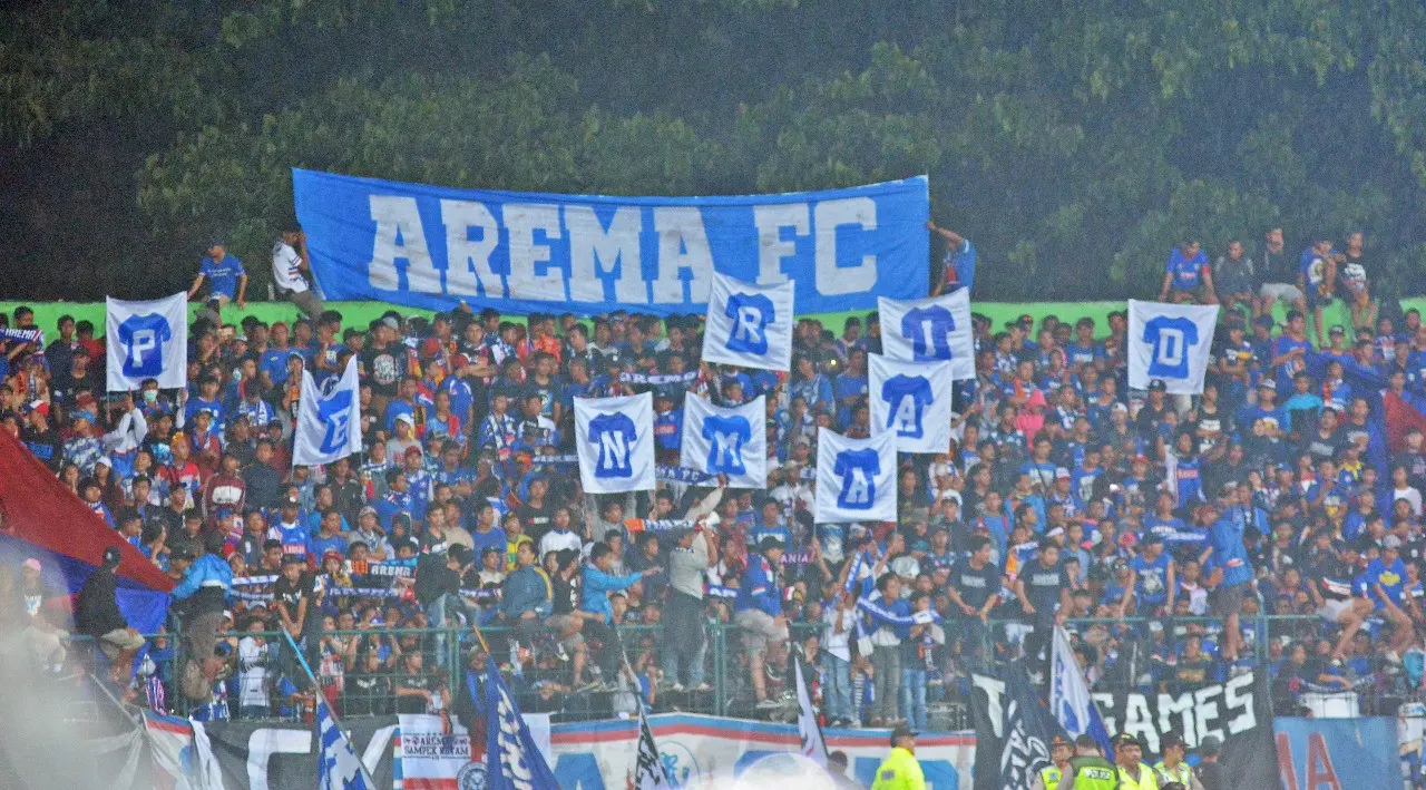 Aremania beserta dengan Bonek dan Jakmania akan berbondong-bondong menuju Solo, Jawa Tengah untuk mendukung tim kesayangannay di babak delapan besar Piala Presiden 2018. (Liputan6.com/Rana Adwa)