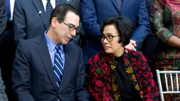 Sekretaris Menteri Keuangan Steven Mnuchin berbicara dengan Menteri Keuangan Sri Mulyani Indrawati saat akan sesi foto ketika rapat World Bank/IMF Spring di Washington, (22/4). (AP Photo/Jose Luis Magana)