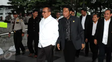 Wakil Ketua DPRD M Taufik (kiri) dan Abraham Lunggana saat tiba di Gedung KPK, Jakarta, Rabu (17/2). Kedatangan puluhan anggota DPRD DKI itu untuk menanyakan soal kasus pembelian lahan Rumah Sakit (RS) Sumber Waras. (Liputan6.com/Helmi Afandi)