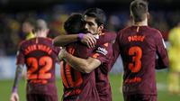 Striker Barcelona, Luis Suarez, merayakan gol yang dicetak Lionel Messi dalam pertandingan kontra Villarreal di Estadio de la Ceramica, Senin (11/12/2017) dini hari WIB. Suarez dan Messi mencetak gol yang membawa Barcelona menang 2-0. (AP/Alberto Saiz)