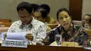 Menteri BUMN Rini Soemarno (kanan) saat mengikuti rapat dengar pendapat dengan anggota Komisi VI di Senayan, Jakarta, Senin (6/4/2015). Rapat ini membahas tentang dana desa.(Liputan6.com/Andrian M Tunay)