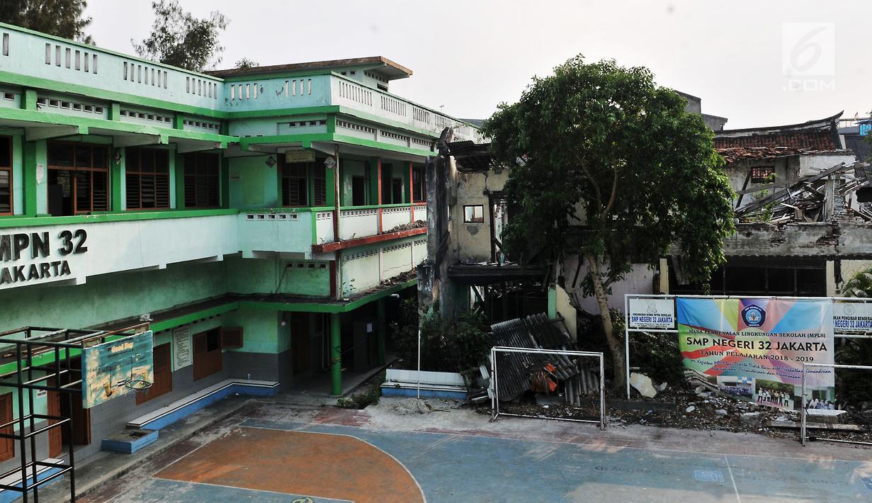 Kondisi bangunan yang ambruk di SMP Negeri 32, Pejagalan, Tambora, Jakarta, Selasa (14/8). Akibat dari ambruknya bangunan tersebut para siswa menumpang di SMPN 159 yang lokasinya jauh dari SMPN 32. (Merdeka.com/ Iqbal S. Nugroho)