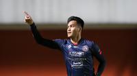 Arema FC sudah unggul pada menit keempat. M. Rafli dari situasi tendangan bebas jarak jauh yang dilepaskannya berhasil mencetak gol yang membawa Singo Edan unggul. (Bola.com/Bagaskara Lazuardi)