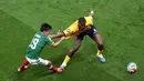 Pemain Meksiko Gilberto Mora berebut bola dengan pemain Ekuador Anthony Valencia selama pertandingan sepak bola babak 32 Piala Dunia antara Meksiko dan Ekuador di Mexico City, Selasa, (30/06/2026). (AP Photo/Silvia Izquierdo)