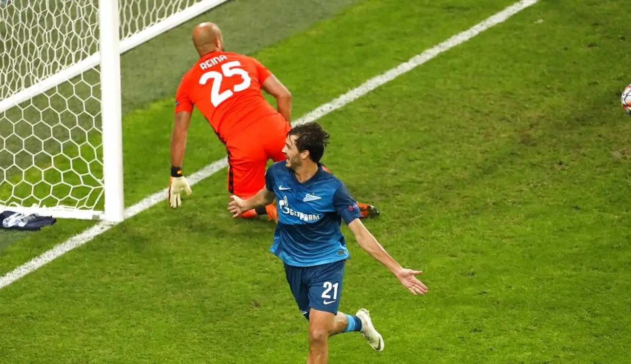 Pemain Zenit St. Petersburg Aleksandr Yerokhin melakukan selebrasi usai mencetak gol ke gawang Lazio pada pertandingan Grup F Liga Champions di Stadion Saint Petersburg, Rusia, Rabu (4/11/2020). Pertandingan berakhir dengan skor 1-1. (AP Photo/Mike Kireev)